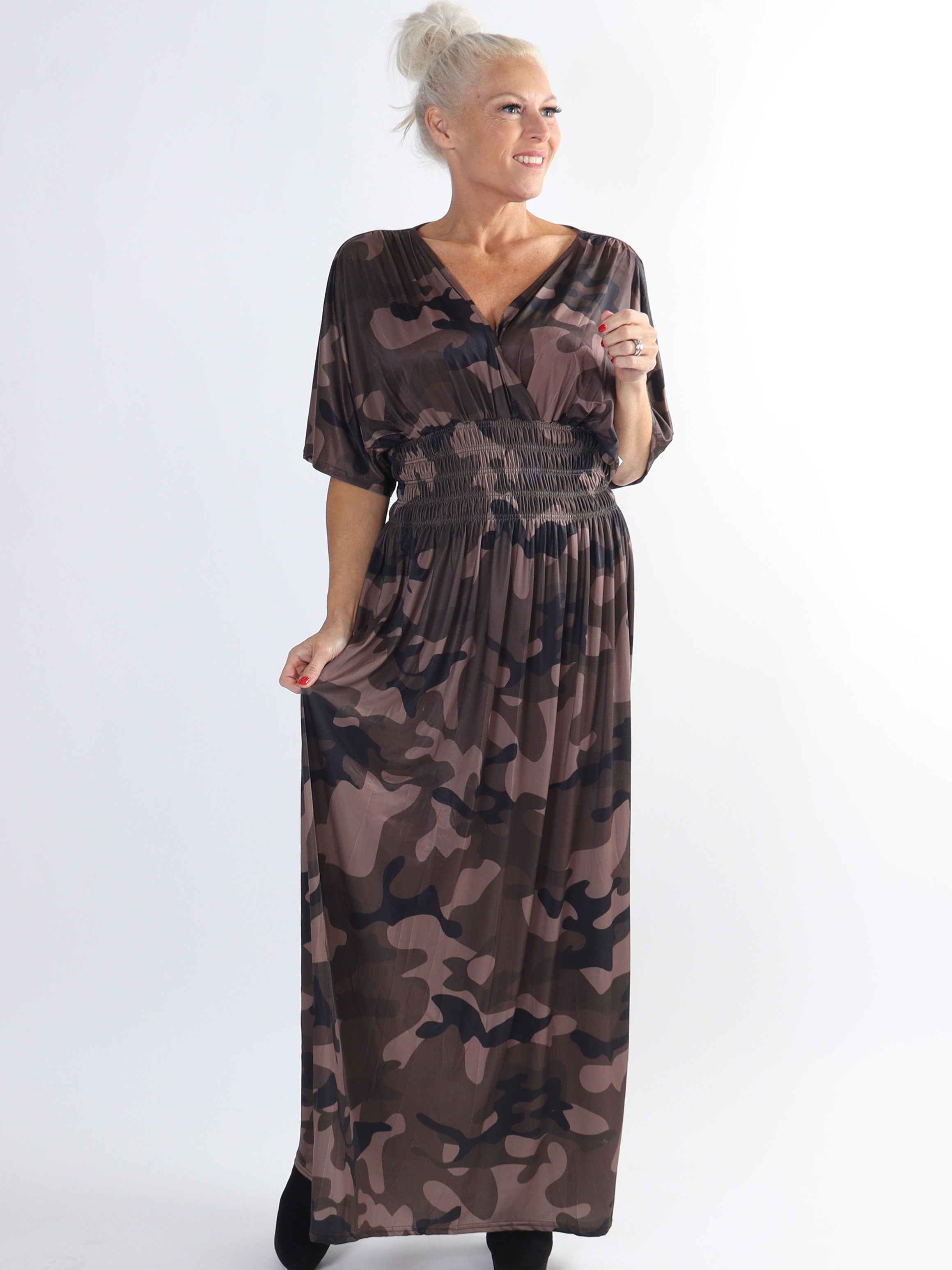 Pams Camo - Lang plus size elastisk kjole i camouflageprint